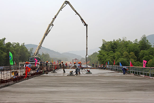 杭长北延3标桥面铺装首件施工顺利完成