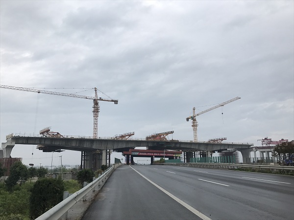 台州湾TS12标：滨海1号高架桥首个挂篮施工顺利合拢