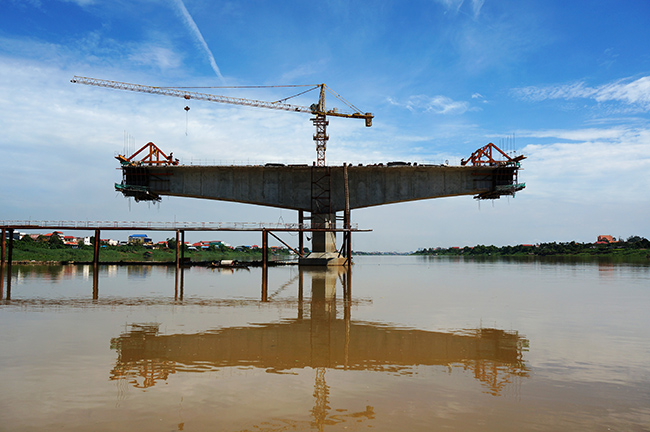 柬埔寨巴萨河大桥施工情况