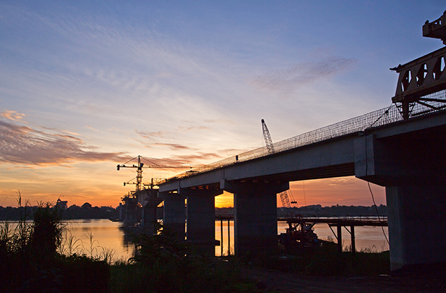 柬埔寨巴萨河大桥施工情况