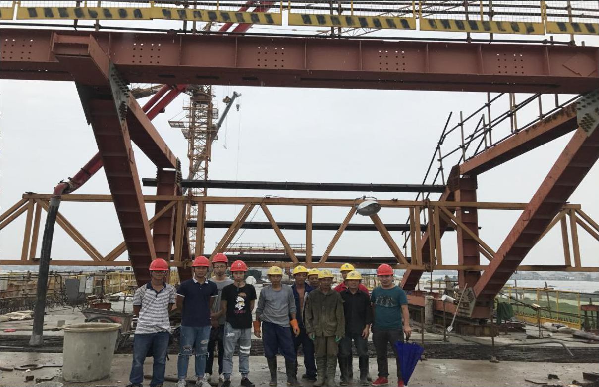 台州湾大桥及接线工程TS12项目挂篮悬浇桥左幅顺利合龙