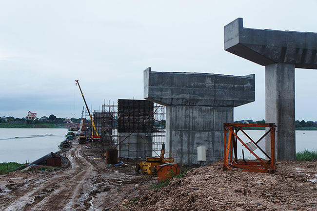 巴萨河大桥施工取得阶段性成果